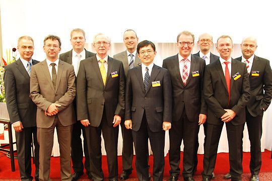 Die Spitze des Toyota-Händlerverbands (THV) und von Toyota-Deutschland (v. li.): Bernd Förster (THV), Roland Brucker (THV), Uwe Heinz (THV), Lothar Feuser (TDG), Andreas Dobbert (THV), Toshiaki Yasuda (TDG), Werner Heck (THV), Ulrich Selzer (TDG) und Michael Martin (THV). (Foto: Mauritz)