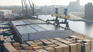 Eine effiziente Logistik sämtlicher Rohstoffe und Warenprodukte ist ein entscheidender Erfolgsfaktor, den der Seehafen Wismar bietet, sowie der direkte Zugang zur Ostsee und 27 km voll elektrifizierte hafeneigene Gleise und Anschluss an die Autobahnen 20 und 14. (Bild: Hafen Wismar)