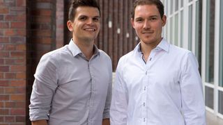 Die Shipzero-Gründer Tobias Bohnhoff und Mirko Schedlbauer. Ihr Start-up freut sich jetzt über eine kräftige Finanzhilfe, mit der die Logistik mit Fokus auf Transportwesen und Supply Chain auf dem Weg zur Dekarbonisierung untersützt werden soll. (Bild: Shipzero)
