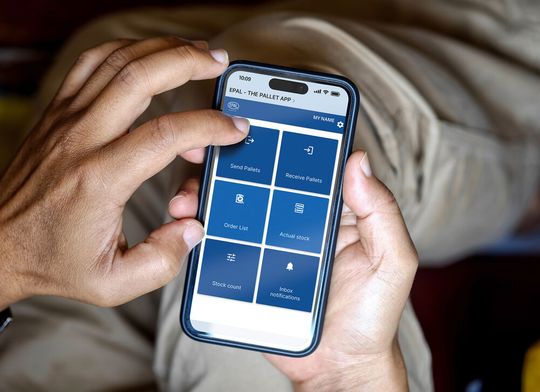 Per mobiler App wird die Erfassung der Epal-Paletten im Wareneingang leichter, aber auch die Buchung von Leerpaletten für die Bestandsverwaltung oder die Erstellung neuer Trackingaufträge geht fixer von der Hand.(Bild:  bongkarn - stock.adobe.com)