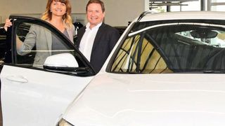 Gemeinsam für eine bessere Ausbildung: (v.li.) Jennifer Peter, die Leiterin ders BTZ Cottbus-Gallinchen, und Olaf Wernecke, Geschäftsführer des Autohauses Wernecke.  (Bild: Innung Cottbus)