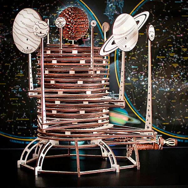  Ein eigenes Planetarium, aus Holz und zum selber bauen, das bietet das Bastelset. Aus lasergeschnittenen Teilen baut man ein Modell unseres Sonnensystems nach, das sich durch das Drehen einer Kurbel rotiert. Der Bausatz ist anspruchsvoll und  kostet 74,95 Euro.   (getDigital.de)