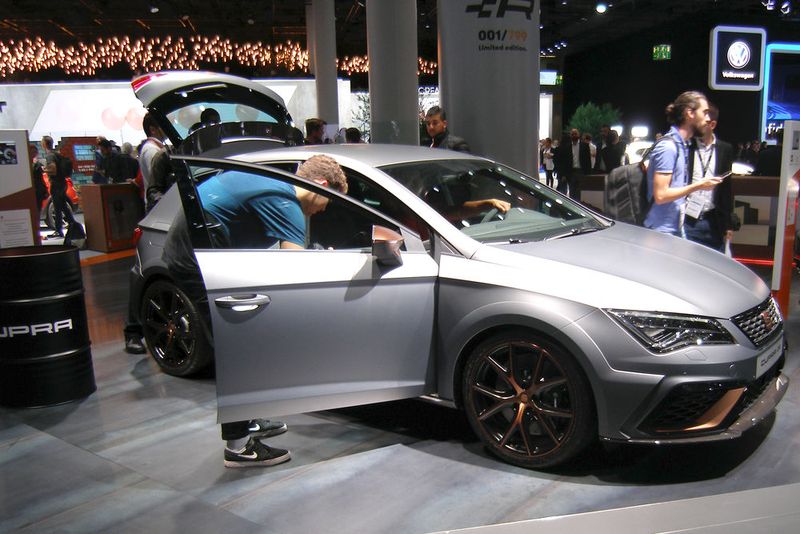 Auf der Messe ist der Cupra R erstmals mit Mattlack zu sehen – und auch zu ordern. (Bild: Grimm / »kfz-betrieb«)