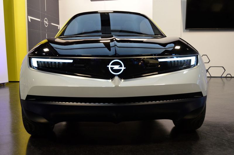 Kernelement der neuen Markenfront: Achsenkreuz aus Falte und dunklem Schild – die Lufteinlässe für die Kühlung wanderten entsprechend tiefer. (Bild: Rehberg / »kfz-betrieb«)