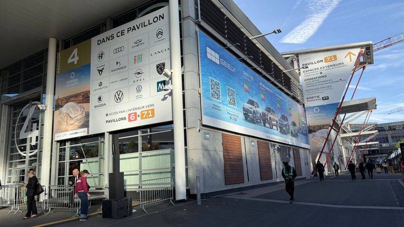 You can tell just by looking at the banners outside the exhibition halls what a big splash Chinese manufacturers made at the Paris Auto Show. (Image:Wehner - VCG)