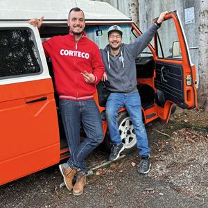 Diesen VW T3 mit luftgekühltem Zweiliter-Boxermotor haben Marco (rechts) und Christian für den Ersatzteilhändler Corteco zu einem Messefahrzeug umgebaut. Wenn die beiden selbst auf Messen unterwegs sind, nutzen sie den Bus als mobiles Studio für ihren Podcast „Schraubertalk“. (Bild:  Schrauberblog)