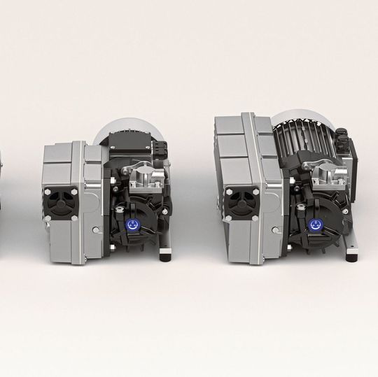 Die kompakten Baumaße und die identische Bauhöhe der drei Drehschieber-Vakuumpumpen der O5-Baureihe erlauben die wahlweise Integration im gleichen Maschinentyp. (Bild:  Gebr. Becker)