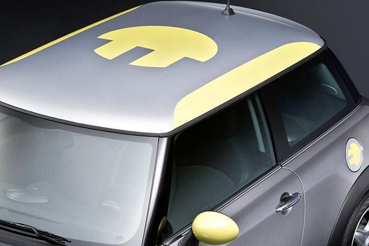 Etwas auffälliger ist man mit dem Mini E aber schon unterwegs: Auf dem Dach findet sich ein großes „E“, das einem stilisierten Stecker ähnelt. Außerdem finden sich gelbe Signaturen am Dach, den Außenspiegeln und im Cockpit. (BMW)