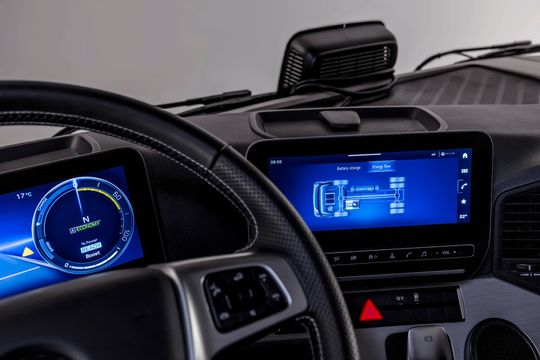 The cockpit includes driver assistance systems from the E-Actros 600.(Image: Daimler Truck)