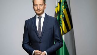 Sachsens Ministerpräsident Michael Kretschmer fährt den Freistaat herunter. (photothek.net/Sächsische Staatskanzlei)