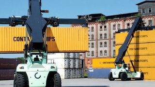 Zwei neue Reach Stacker von Konecranes – darunter die 5000ste Maschine aus dem Konecranes Werk im schwedischen Markaryd – unterstützen jetzt mit einer Tragkraft von jeweils bis zu 45 t die Hans Lehmann KG beim Container¬umschlag im Lübecker Hafen. (Bild: Konecranes)