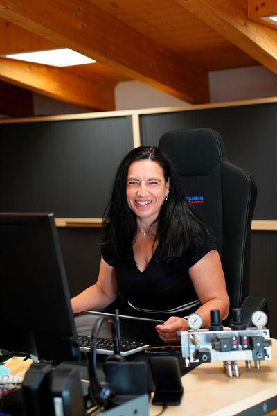 Elke Kraft leitet bei Konstandin den Vertrieb: „Bereits die Kundenanfrage wird bei uns in EVO als Prozess gestartet. Wir gewinnen Jährlich bis zu 100 Neukunden in der Fluidtechnik. Wir sind mit EVO reaktionsschnell und sofort aussagefähig.“  (Bild: EVO)