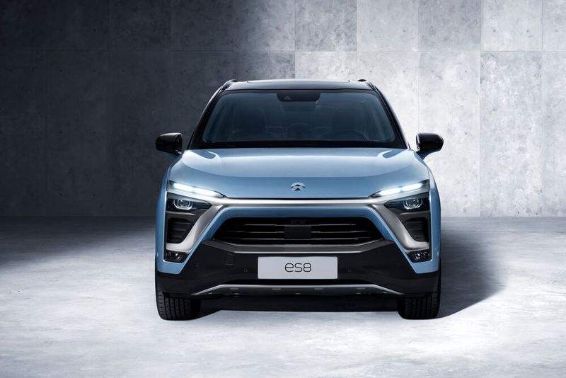 Eigentlich ist der Wagen recht konventionell gezeichnet, doch die Front versprüht eine leicht futuristische Aura. (Bild: Nio)