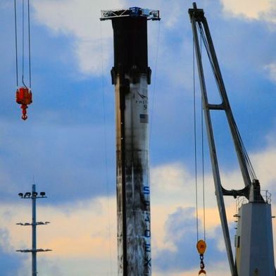 Der Börsengang von Spacex erfolgt in Kürze und es wird klar, dass Elon Musk es ernst mit den Rechenzentren im Weltall meint – was konkret dahinter steckt. (Bild: SpaceX F9 booster return / Athena Iluz / CC BY 4.0 / flickr.com)