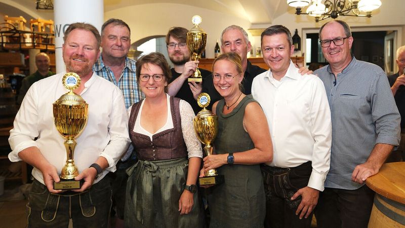 Pokale für die Sonderprüfung Bank 11 (v.l.): Michael und Martina Wölfl, Sylvia Rogler, Benjamin Klatt (Bank 11), Andreas Brachem Geschäftsführer der Innung München und Oberbayern. In der zweiten Reihe: Thomas Schilling (Sen.), Thomas Schilling (Jun.) und Dirk Weinzierl, Geschäftsführer vom Kfz-Gewerbe Bayern.  (Bild: Holger Zietz - VCG)
