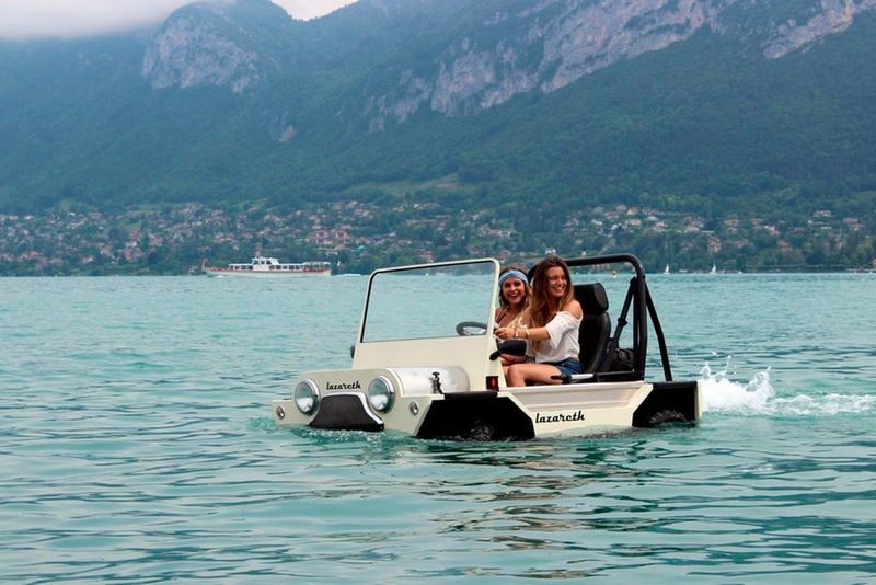 Einem Menschen, der zum ersten Mal am Steuer eines solchen Gefährts auf ein Gewässer zufährt, schießt mit Sicherheit der Gedanke durch den Kopf: „Ich weiß, dass dieser Wagen schwimmen kann. Aber weiß er das auch?“ (Bild: Lazareth)