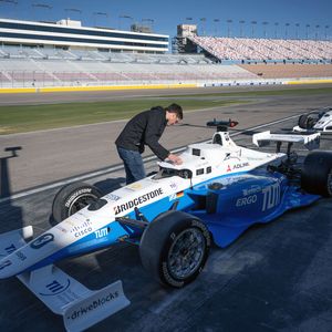 Letzte Kontrollen vor dem Start. Zwei Jahre haben rund 60 Doktoranden und Studierende des Lehrstuhls für Fahrzeugtechnik und des Lehrstuhls für Regelungstechnik der TUM an einer Software-Architektur für autonomes (Renn)Fahren gearbeitet.(Jacob Kepler)