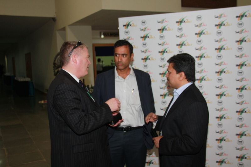 Power Talk (lnr): Ken Fouhy (VBM) diskutiert mit M. Maheshwar Rao, Staatssekretär Regierung Karnataka und V. Anbu, Geschäftsführer IMTMA. (Bild: Fouhy)