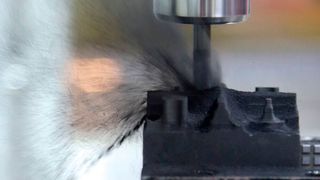 Diamantbeschichtungen von Cemecon erhöhen auch beim Fräsen von Graphitelektroden die Standzeit des Fräswerkzeugs. Das gilt auch für Kupferelektroden, wie es heißt. (Bild: Hufschmied)