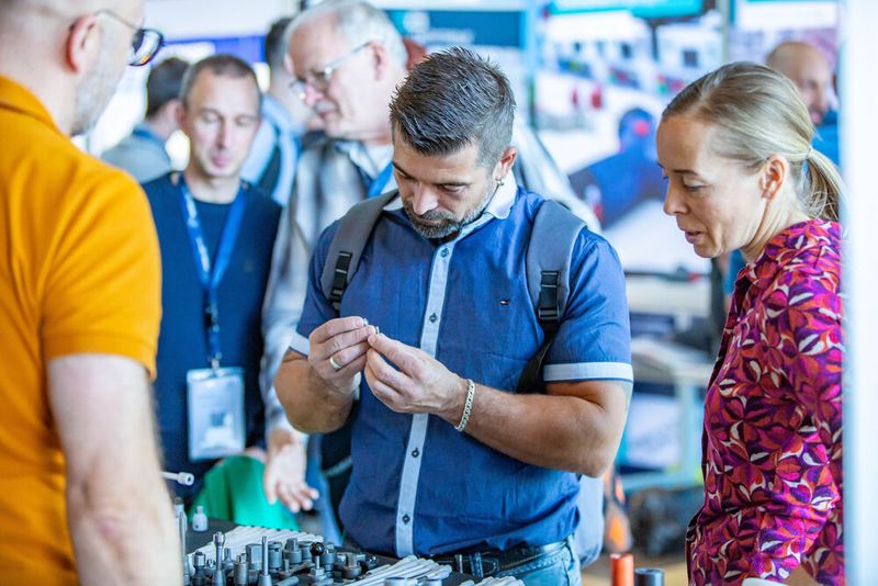 Gerade der fachliche Austausch unter den Schraubexperten untereinander ist das, was die Regionalmesse Schraubtec ausmacht. (Bild: Amelie Jehmlich/ART n Photo)