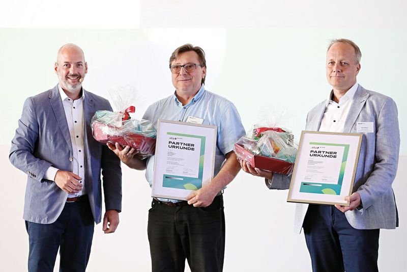 Holger Dölle (l.) ehrt die bestehenden und langjährigen ANW-Beiräte Frank Müller (m.) und Sven Meyer. (Bild: Also)