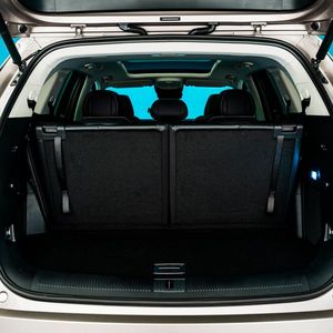 Selbst bei voller Bestuhlung bietet der MG9S einen über 330 Liter großen Kofferraum.(Bild:  MG Motor)