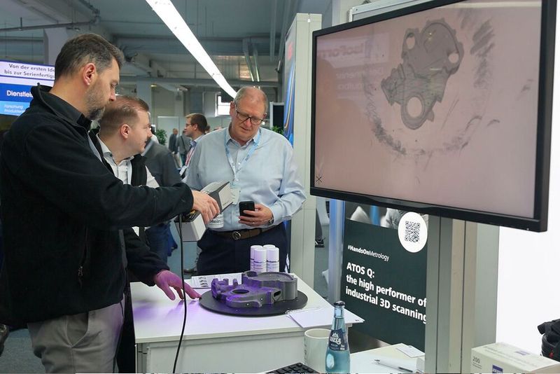 Live konnten die Besucher auf dem Technologietag Hein an vielen Ständen Systeme und Prodikte selbst vor Ort testen. Die Veranstaltung hat den Charakter einer Arbeitstagung mit hohem Praxisbezug.(Bild:  Maschinenmarkt/rw)