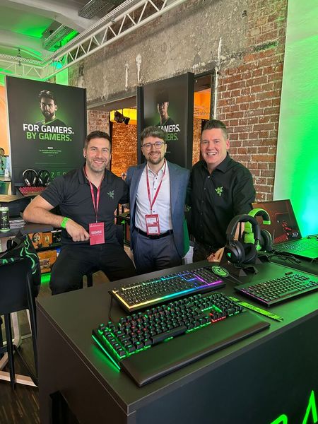 (v. l.) Mirco Schuch (Razer), Tom Weigt (Cyberport) und Robert Cajnar (Razer) am grün-erleuchteten Stand von Razer  (Bild: Vogel IT-Medien)