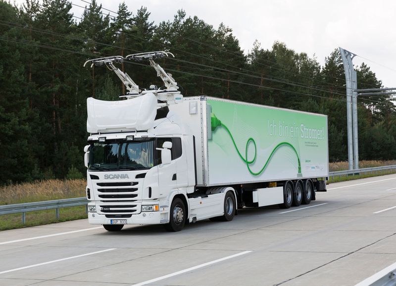 Siemens und die Luftreinhaltungsbehörde für Südkalifornien (South Coast Air Quality Management District, SCAQMD) haben eine 1,6 km lange eHighway-Teststrecke in der Stadt Carson im US-Bundesstaat Kalifornien zwischen den Häfen von Los Angeles und Long Beach eröffnet. Drei umgebaute Lkw nutzen den von Siemens mit einem Oberleitungssystem ausgerüsteten Streckenabschnitt zu Demonstrations- und Testzwecken. (Siemens)