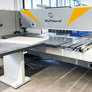 Anders als bei den Gesenkbiegepressen bleibt das Biegeteil beim Schwenkbiegen auf dem Anschlagsystem liegen.(Bild:  RAS)