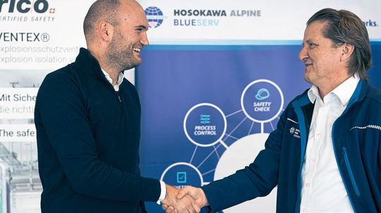 Samir Kryeziu, Leiter Business Development bei Rico Sicherheitstechnik, (links) Und Alexander Auer, Operations Director Blueserv, freuen sich über die Zusammenarbeit im Service.(Bild:  Hosokawa Alpine)