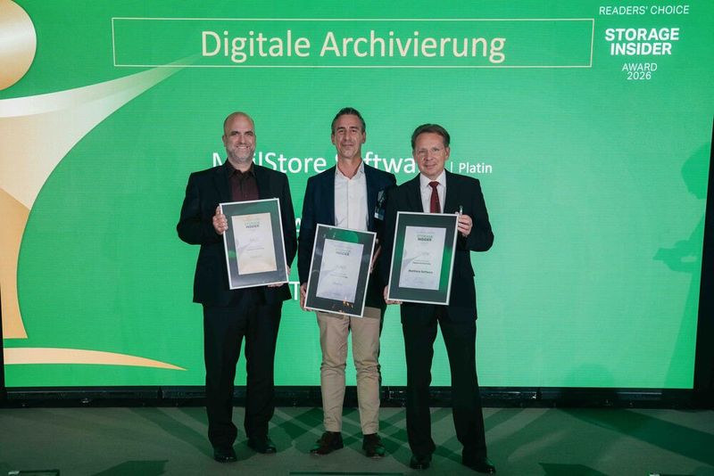 In der Kategorie „Digitale Archivierung“ freuen sich (v. l.) Marek Birkenhauer (Fast LTA, Gold), Marcus Schiewe (iTernity, Silber) und Norbert Neudeck (MailStore Software, Platin) über die Awards für ihre Unternehmen. (Bild: Manuel Emme Fotografie)