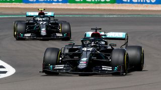 Mercedes fährt derzeit in der Formel 1 – im Bild Lewis Hamilton (vorn) und Valtteri Bottas – und in der Rennserie Formula E. (Daimler)