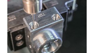 Zwei Tieflochbohrungen treffen unter einem definierten, nicht rechten Winkel auf jeweils eine Bohrung mit dem Bohrungsverhältnis 1:1 auf unterschiedlichen Ebenen. Diese Verschneidung wurde mit dem Entgratsystem Back-Burr Cutter & Path entgratet. Durch den von Kempf mitgelieferten NC-Datensatz fährt der Fräser die Kontur exakt ab und garantiert wiederholgenaue Entgratergebnisse. Der Kugelfräser als Sonderausfertigung mit abgesetztem Schaft und 2,3 Millimeter Durchmesser ist mit seiner hochwarmfesten AlTiCrN-Beschichtung und dem abgesetzten Schaft prädestiniert für diese Art von Entgrataufgaben.   (Bild: Kempf )