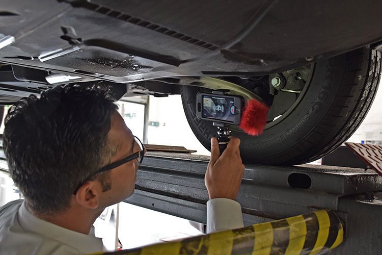 Serviceberater Carmelo Rossello schickt dem Kunden mit dem Smartphone eine Videobotschaft, in der er den Befund der Annahme mitteilt. (Rosenow / »kfz-betrieb«)