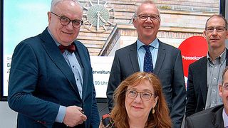 Freuen sich über die Stiftungsprofessur: Karoline Linnert und Johann Bizer (sitzend) Henning Lühr, Bernd Scholz-Reiter und Andreas Breiter (stehend, von links) (Pressereferat, Die Senatorin für Finanzen)