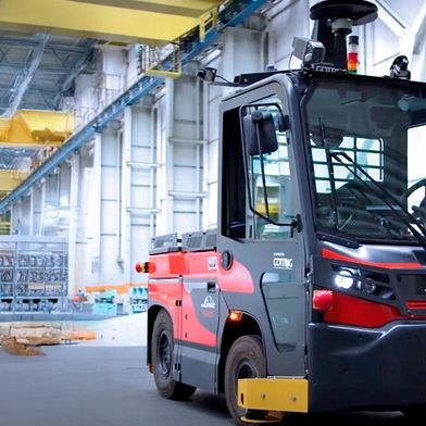 Der automatisierte Elektroschlepper P250: Das AGV bewegt bis zu 25 Tonnen Last und koppelt automatisch an und ab. (Bild: Linde-MH)