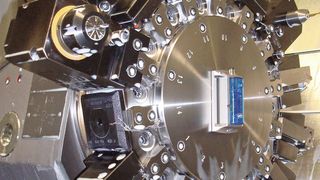 Vielseitige Einsätze in der Industrie: Der Datenlogger MSR165 misst hier beispielsweise Vibrationen an einer CNC-Drehmaschine. (Bild: MSR Electronics GmbH)