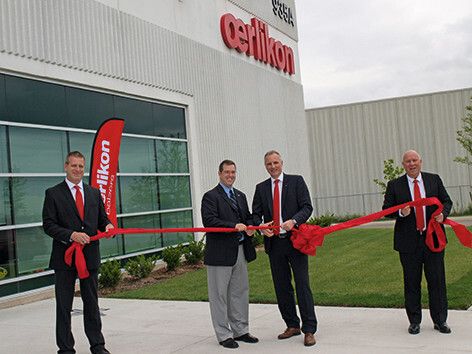 Bei der Eröffnung (von links): Peter Van Den Diepstraten, Center Manager; Bürgermeister Cam Guthrie; Dr. Roland Herb, CEO des Segments Surface Solutions und Steve Crowley, Präsident Oerlikon Balzers Nordamerika. (Bild: Canadian Metalworking Magazine)