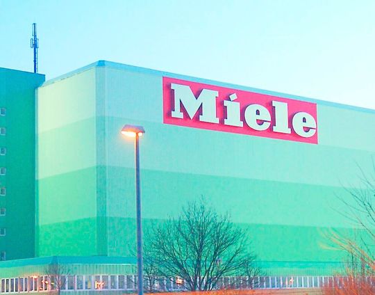 Keine guten Nachrichten kommen jetzt von Miele aus Gütersloh. Denn der Familienbetrieb will in seinem 125. Jubiläumsjahr rund 2.000 Beschäftigte weltweit entlassen, was knapp einem Zehntel der Gesamtbelegschaft entspricht.(Bild:  Miele)