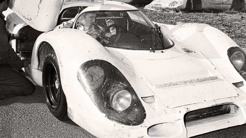 Legenden lernten hier das Laufen. Auch der 917. Rolf Stommelen macht sich für eine Versuchsfahrt fertig. (Bild: Porsche AG, McKlein Photography)