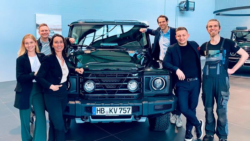 Erinnerungsbild für die Firmenannalen: (v. l.) Karima Knigge, Markus Schwenke, Tanja Woltmann-Knigge, Leif Scholz, Alexander Schmidt und Mechatroniker Marcel Fleischer (Bild: Woltmann-Gruppe)