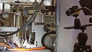 Fehlerquellen in schnelllaufenden Prozessen, wie hier in einer Anlage zur Herstellung von Faltschachteln, können sehr gezielt mit High-Speed-Kameras und einer Analysesoftware identifiziert werden. (IPF Electronic)