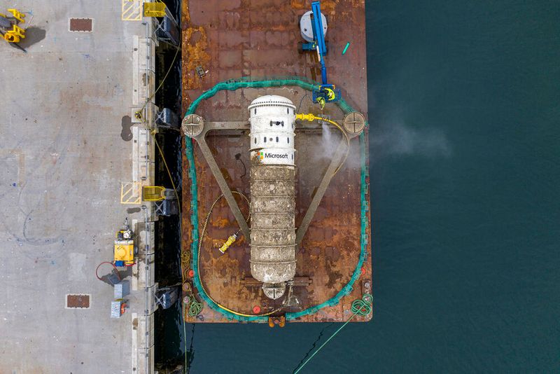 Project Natick from Microsoft - before its sinking off the Orkney Islands in Scotland and after its recovery. The container was less dirty after two years than the project leaders had expected. According to Microsoft, the container and its contents were recycled and the seafloor was restored to its original state. (Image:Microsoft)