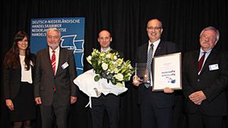Wirtschaftspreisverleihung in den Niederlanden an Ziehl-Abegg: Johanna Maukner (links) und Axel Gerberding (rechts) von der Handelskammer in Den Haag gratulieren mit dem deutschen Botschafter Heinz-Peter Behr (Zweiter von links) den Partnern Arend Heinen (Mitte) und Ralf Arnold. (Bild: Ziehl-Abegg)