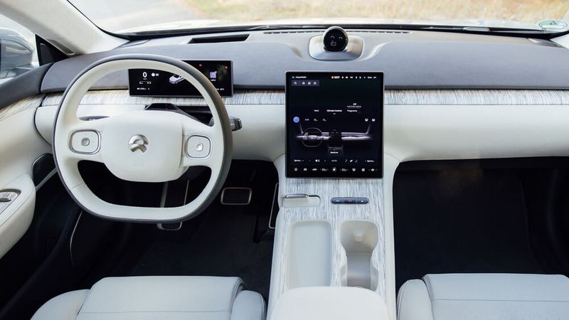 Wenige Schalter und viel Display – der Arbeitsplatz des ET 7 ist zeitgemäß eingerichtet. (Bild: Nio)