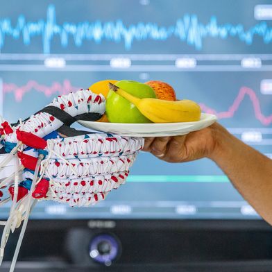Das Soft-Hand-Exoskelett unterstützt Menschen, deren Hand gelähmt ist. (Bild:  Astrid Eckert / TUM)