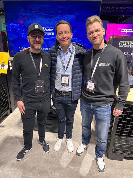 (v. l.) Volker Mensing (Office Partner), Marius Otto (LG) und Stephan Nowatzki (Office Partner) machen gleich einen Rundgang auf der Messe, was einen Festival Charakter hat. (Bild: Vogel IT-Medien GmbH)