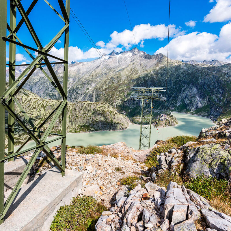 Am Grimselpass zwischen dem Haslital im Berner Oberland und dem Goms im Wallis (Schweiz) prägen Stauseen und Kraftwerksanlagen das Bild.