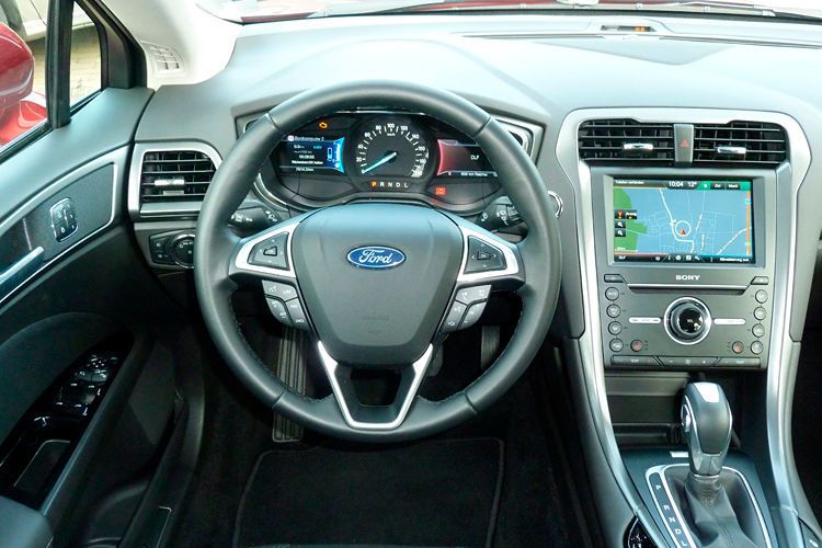 Der Fahrer des Mondeo Hybrid sitzt in einem ergonomisch gestalteten Cockpit. Die manuell einstellbaren vorderen Sportsitze (gibt es optional elektrisch) sind gut konturiert, angenehm gepolstert und bieten stabilen Seitenhalt. (Foto: Wolfgang Pester)